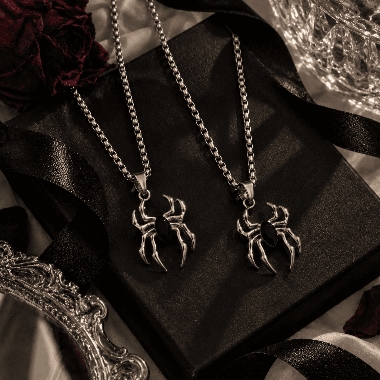 Gothic mood — spider pendant necklaces
