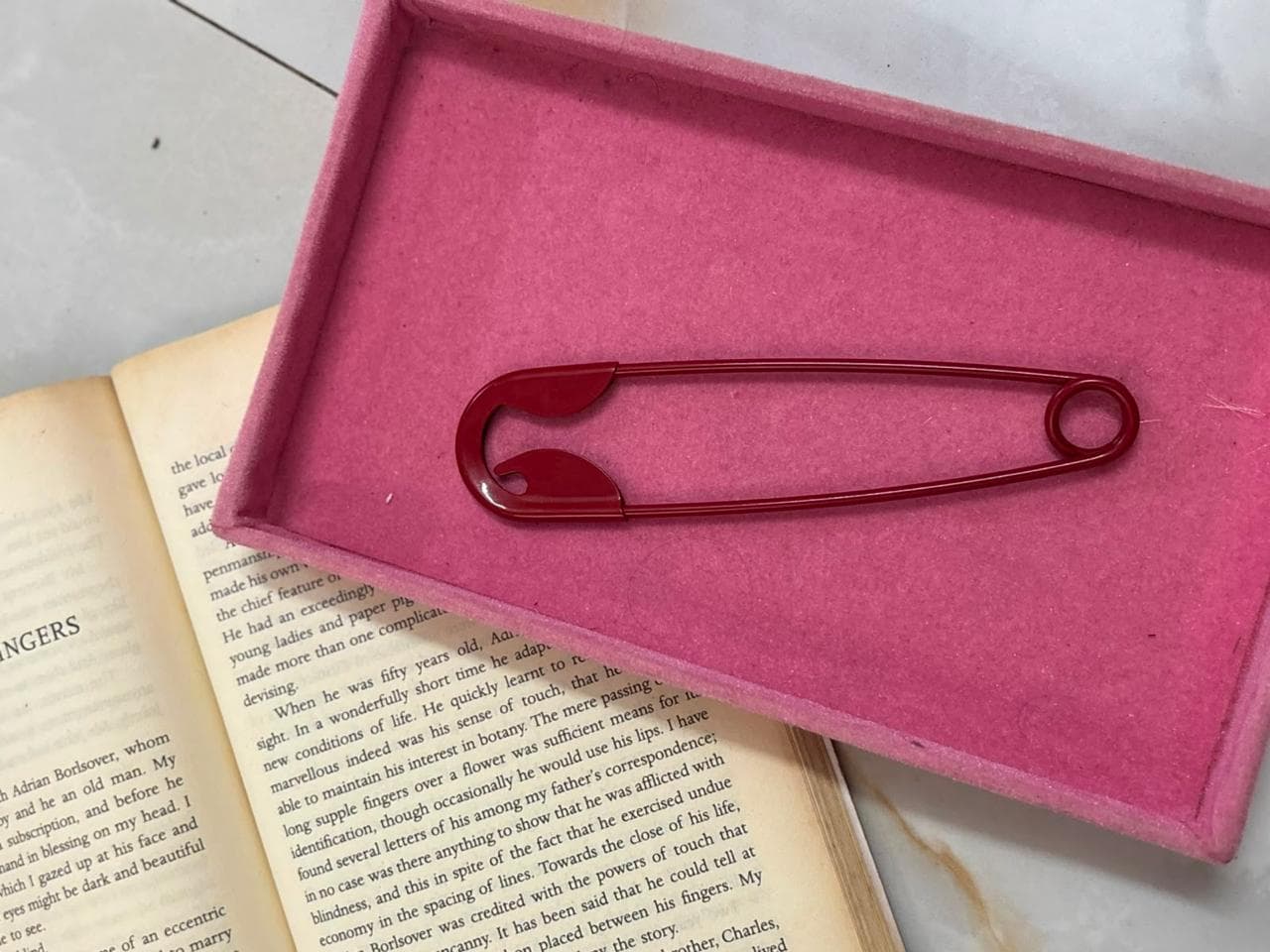 Big safetypin Hair pin red thumbnail 2