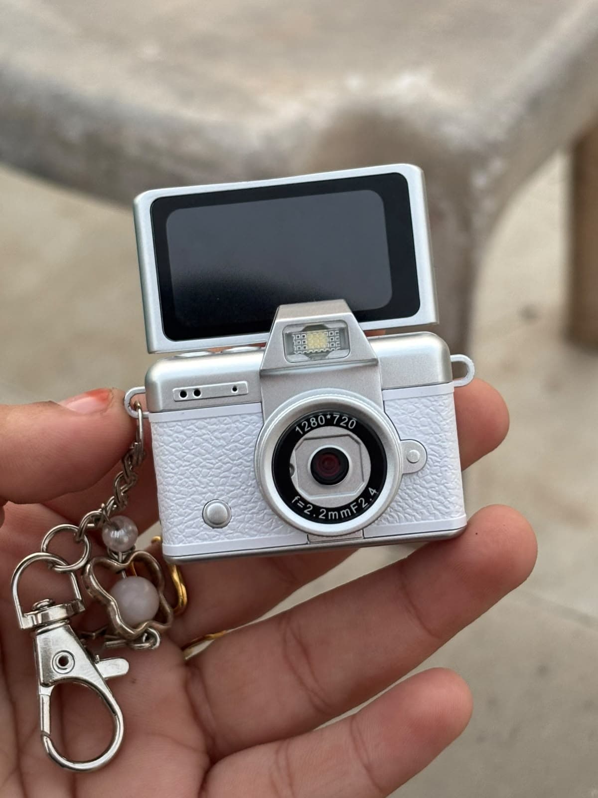 Mini flip screen camera thumbnail 4