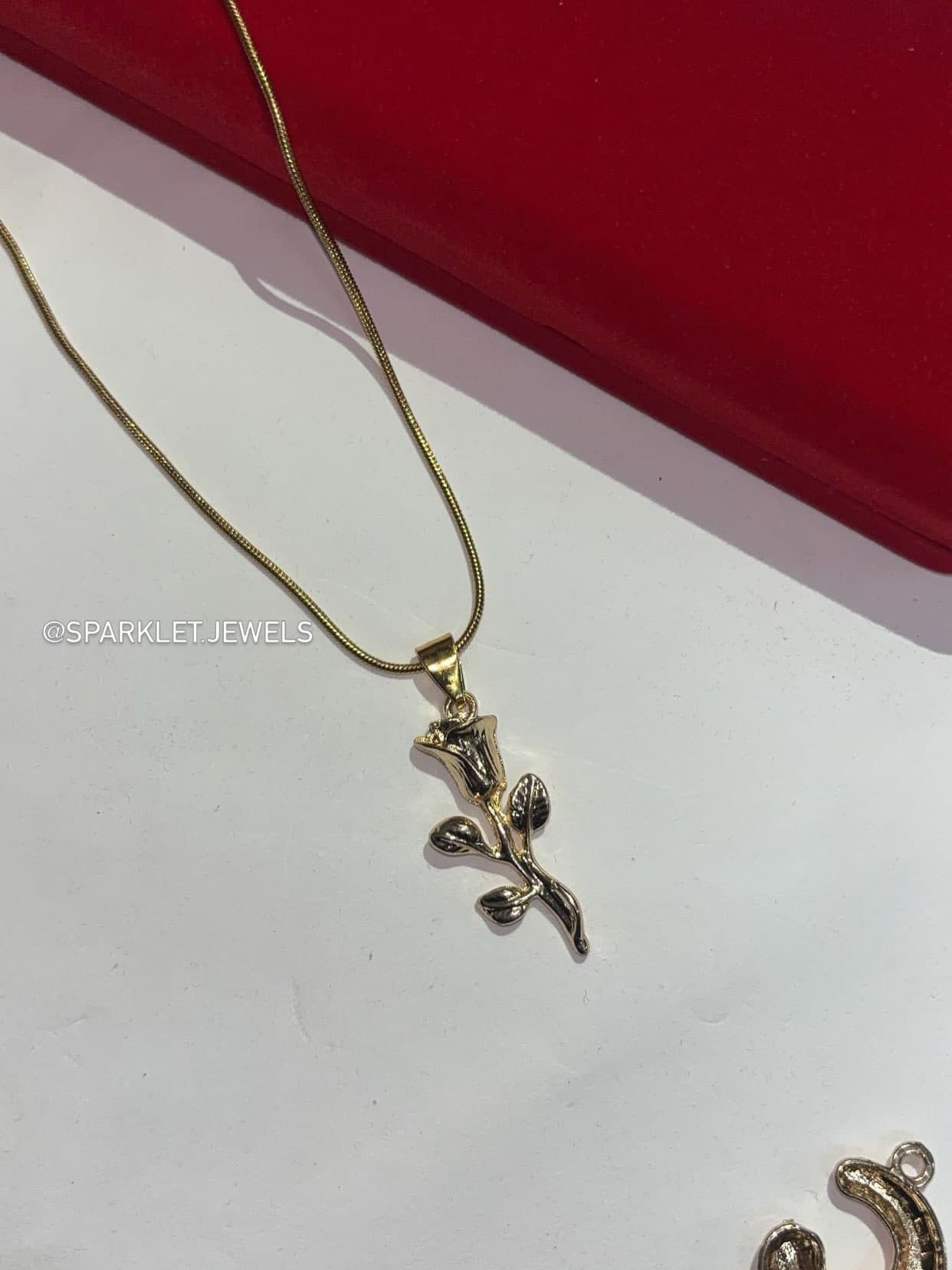 Rose glow necklace